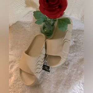 NWT AMERICAN EXCHANGE- Cream color pillow walk slip ons. Sz 7